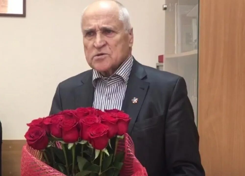 директору школы 80 лет