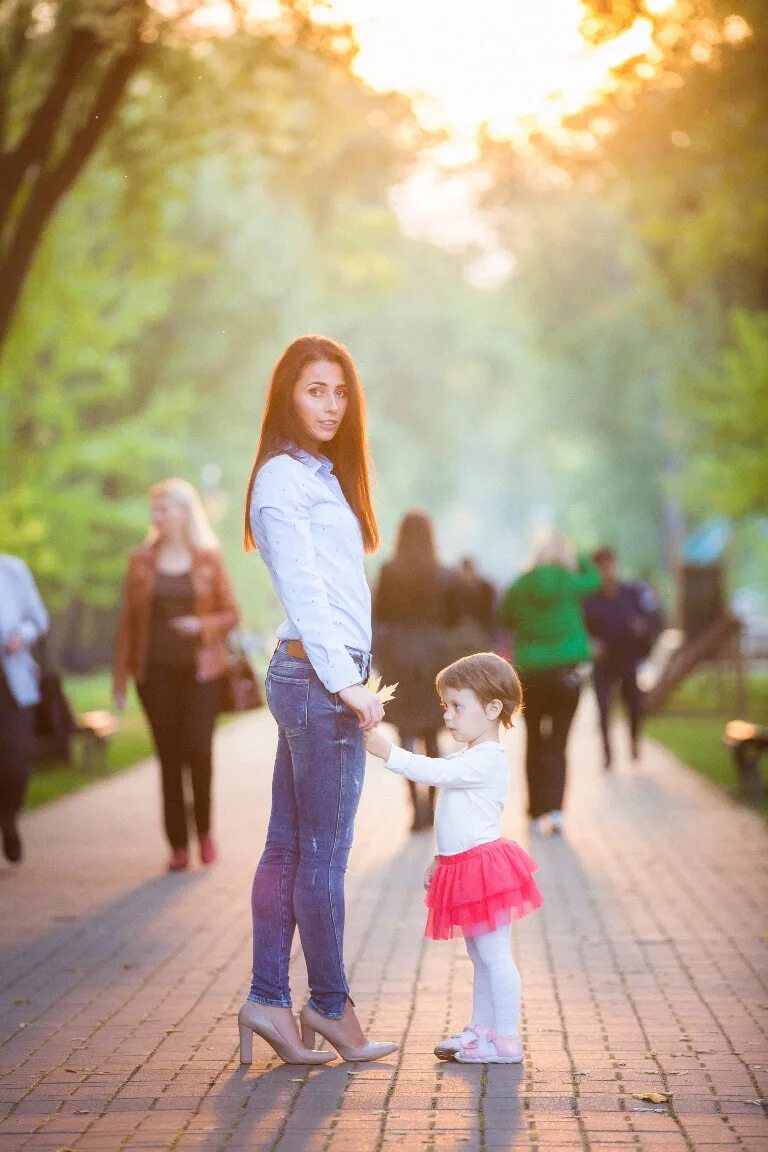 Мама и дочка на улице. Фотосессия семьи на улице летом. Фотопрогулка в парке с ребенком. Фотопрогулка семья. Прогулочная семейная фотосессия.