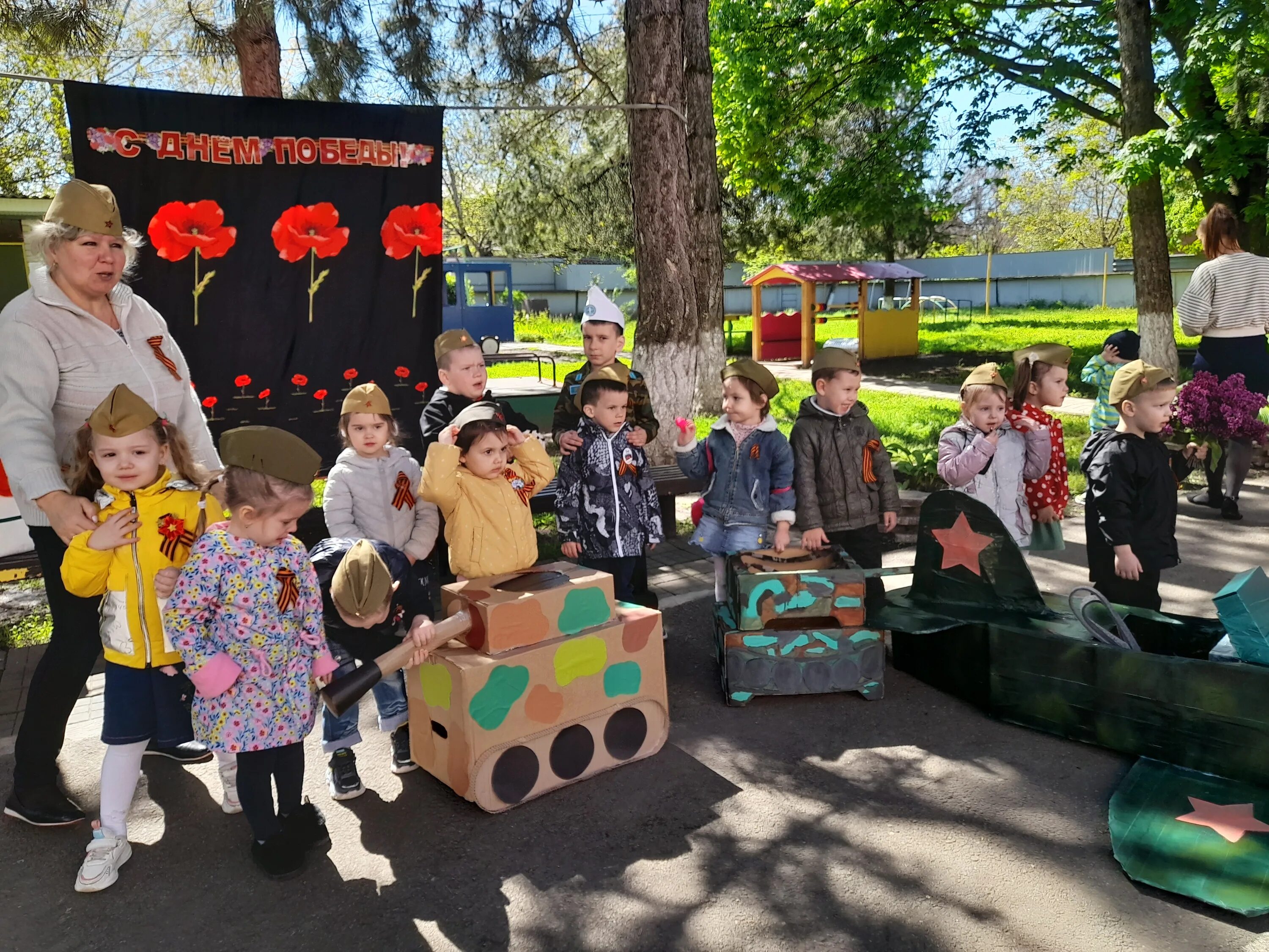 детские сады на шествие. парад посвященный дню победы. парад победы. детский марш парад курск. парад детского сада.