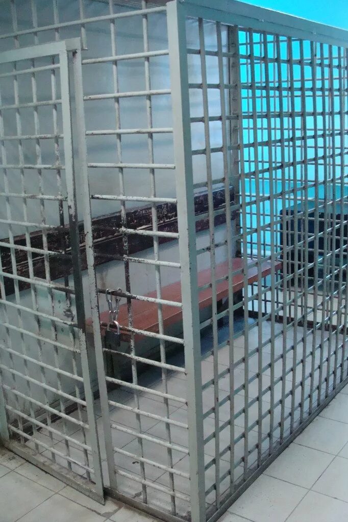 Камера административно задержанных. Как сдать кпз. Кпз обезьянник. Комната для задержанных. Камера для задержанных.