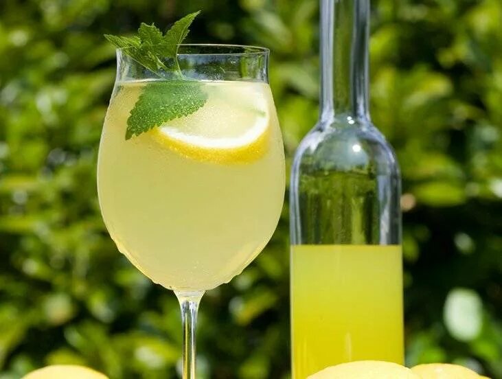 Лимонный ликер Лимончелло. Лимонный ликёр Limoncello. Лимончелло итальянские ликёры. Италия напиток Лимончелло. Лимончелло описание