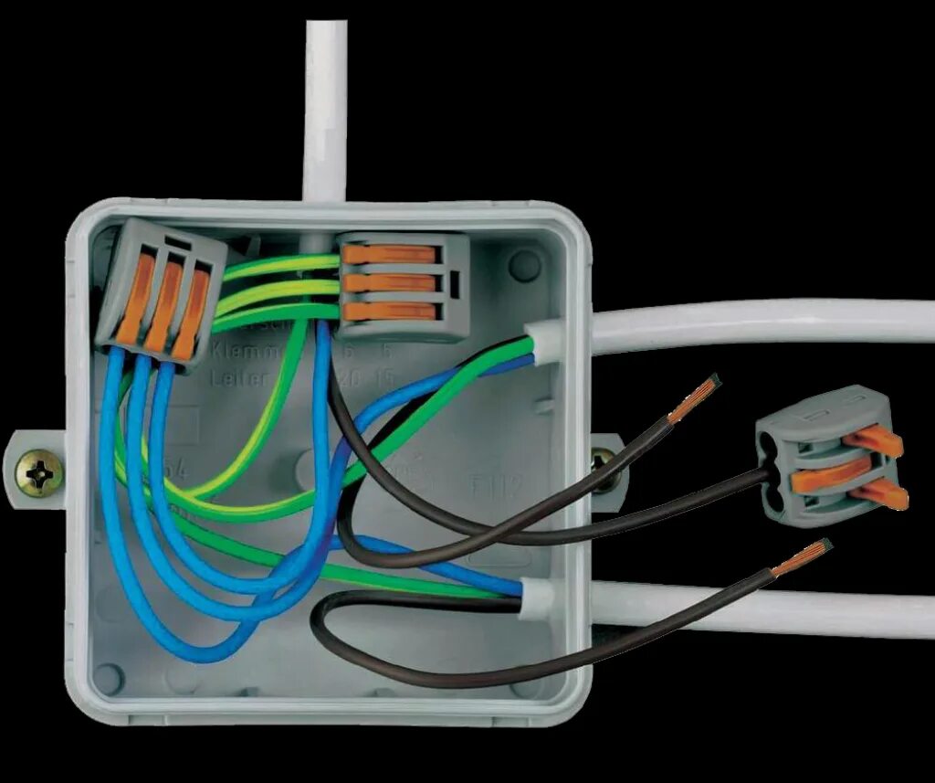 Соединение распаечных коробок. Расключение проводов распаечной коробки. Расключение проводов распаечной коробки света. Соединитель для проводов 220 вольт в распаечной коробке. Расключение распаячных коробок для электропроводки.
