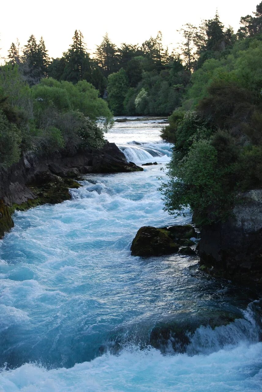 Сильное течение реки. Водопад Косонсой. Новая Зеландия водопады. Водопад на реке Мочкаушка. Река Шедоха водопад.