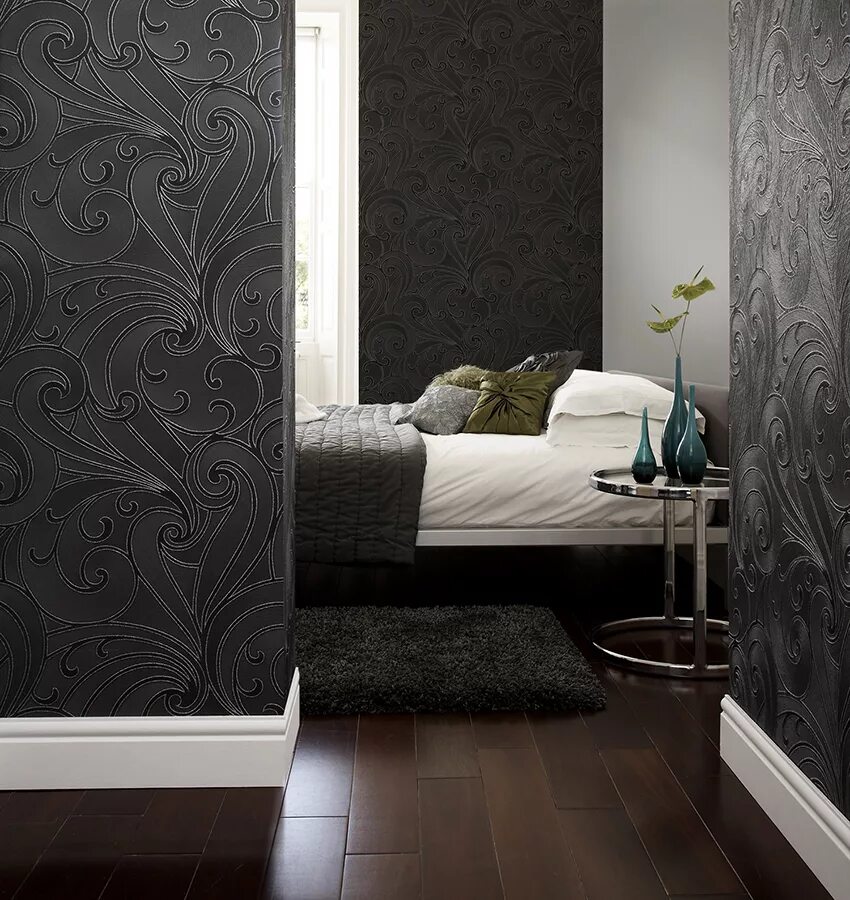 обои в интерьере. белые стены в интерьере. обои для гостиной. черно белый интерьер. интерьер с темной мебелью.