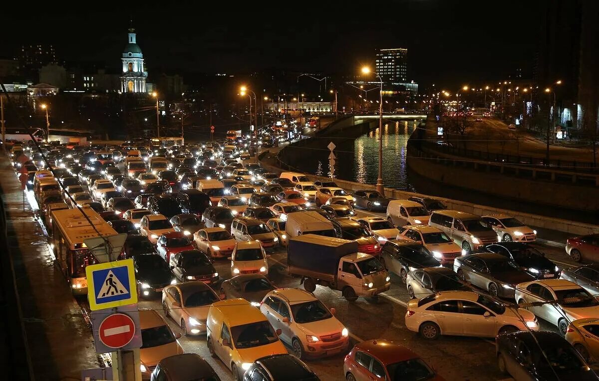 Час пик на дорогах. Пробки в Москве. Московские пробки. Москва много машин. Пробка машин.