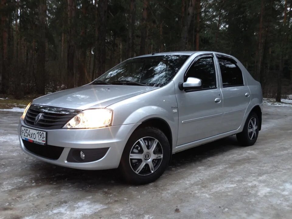 Купить логан бу в москве и московской. Рено Логан Silverline. Рено Логан 2012. Renault Logan Silverline 2012. Рено Логан 2010 серый.