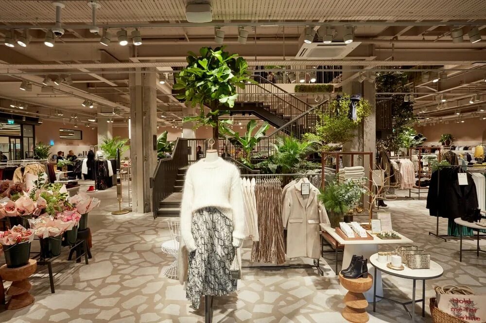 Nm store омск. Европолис HM Home. H M магазин. H&M магазин интерьер. Интерьеры HM.