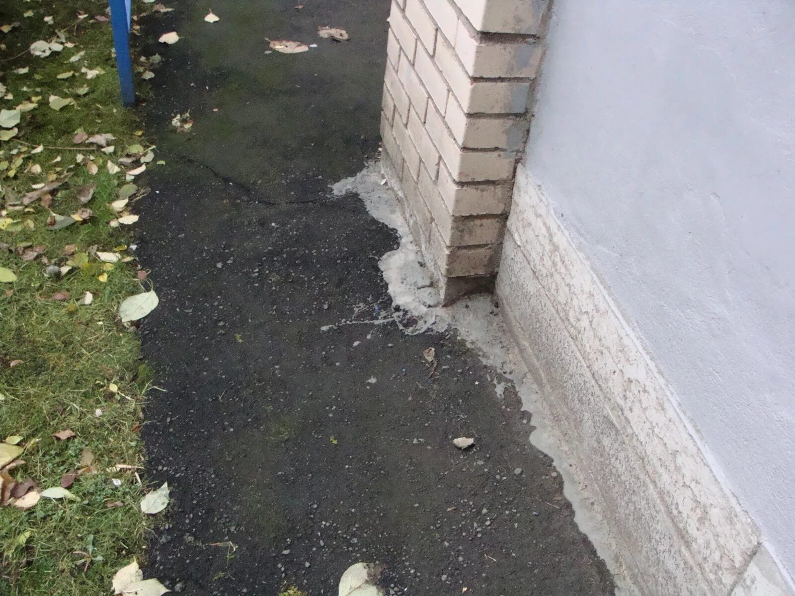 нужно ли чистить отмостку от снега