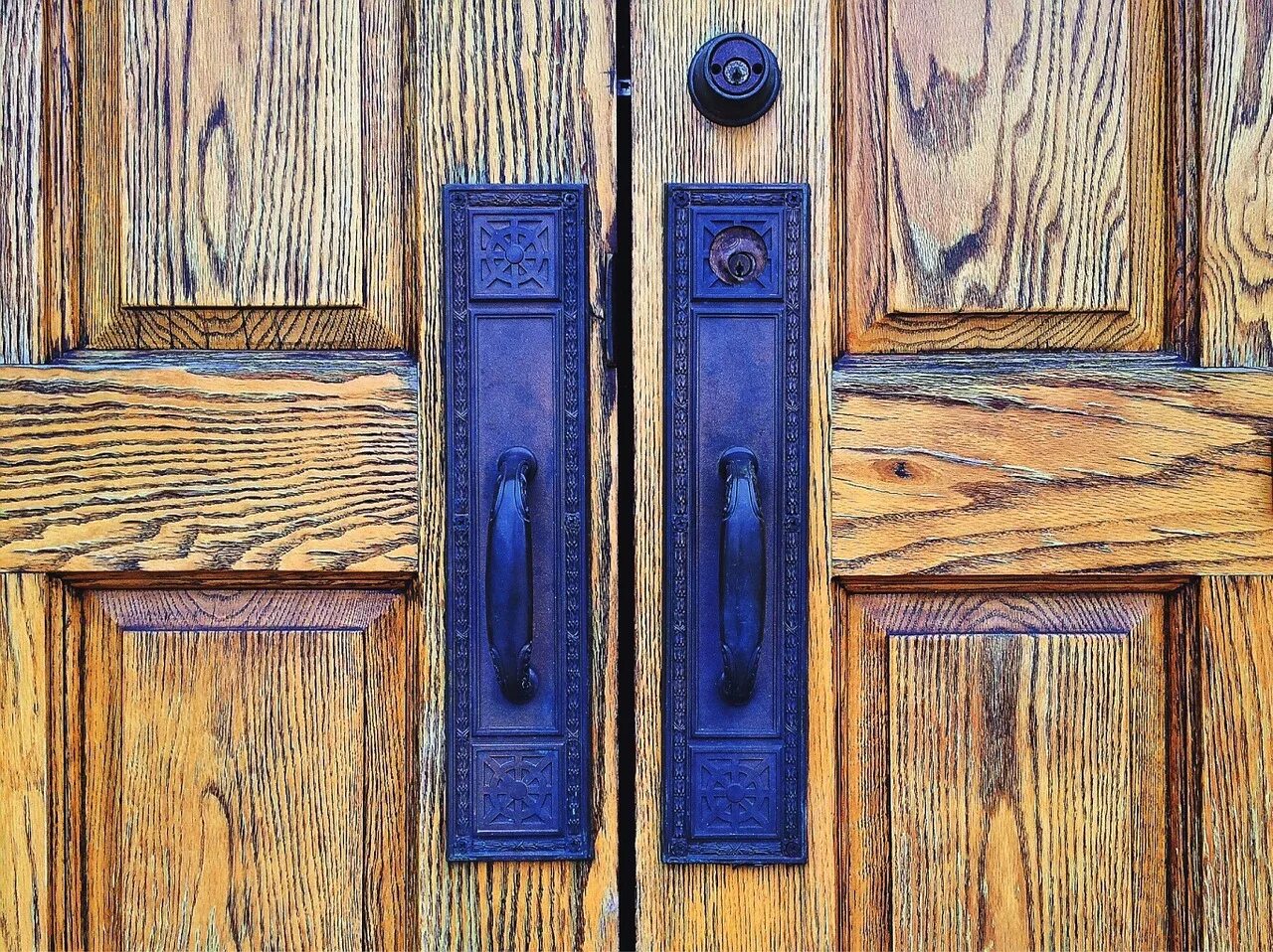 Запертые двери рассказ 7. Деревянная дверь. Закрытая дверь. Синяя деревянная дверь. Двери под старину из дерева.