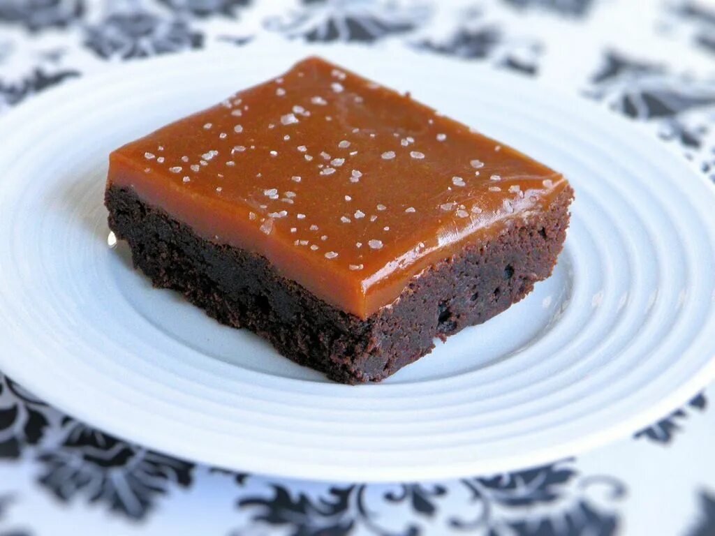 Брауни черемушки. Брауни с карамелью. брауни с соленой карамелью. торт карамельный брауни. брауни соленая карамель готовый.