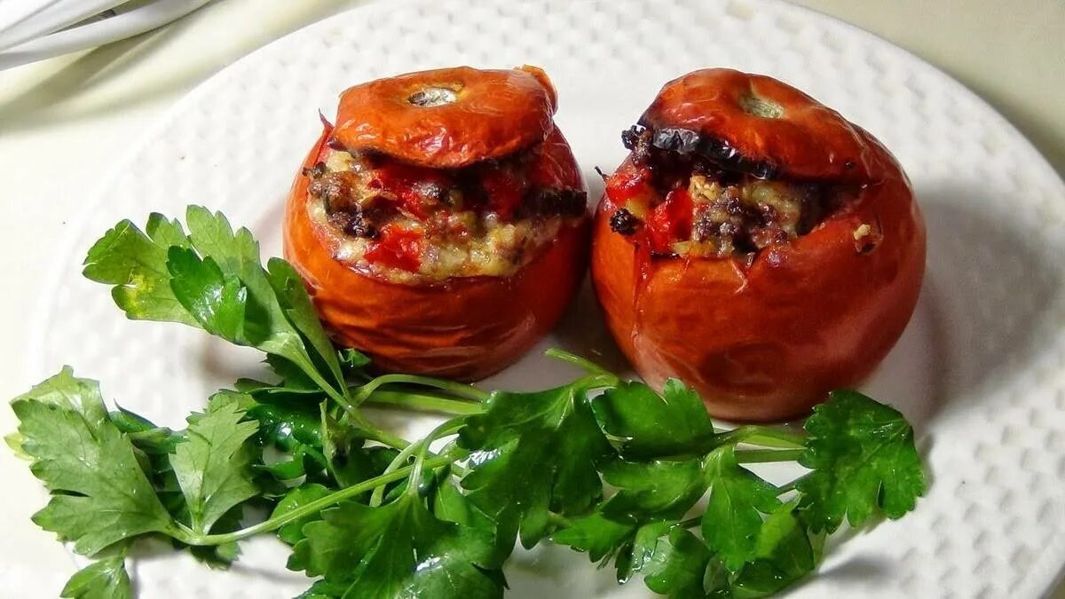 Фаршированные помидоры с фаршем. Помидоры фаршированные курицей в духовке. Фаршированные помидоры в духовке. Помидоры фаршированные фаршем запеченные в духовке. Фаршированные черри.