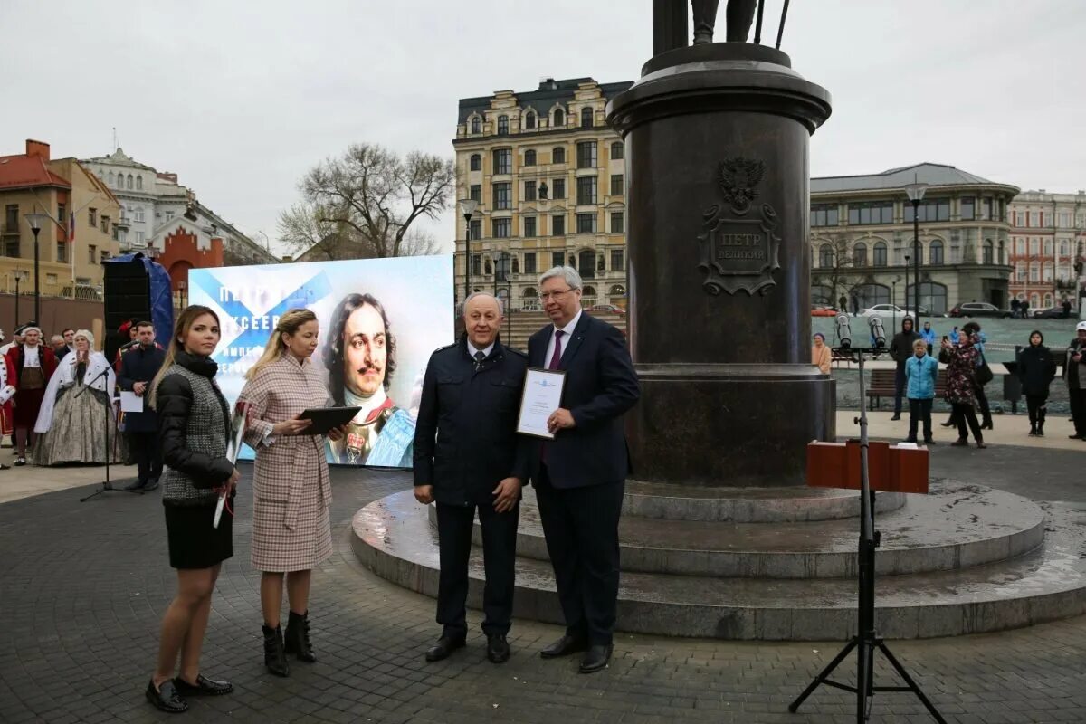 Новый памятник установят новости. Памятник Петру в Саратове. Саратов памятник Петру i. Памятник Петру первому в Саратове. Новый памятник Петру 1 в Саратове.