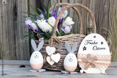 Text Frohe Ostern mit Osterhasen Ei und Weidenkorb mit Krokusse rustikal vo...