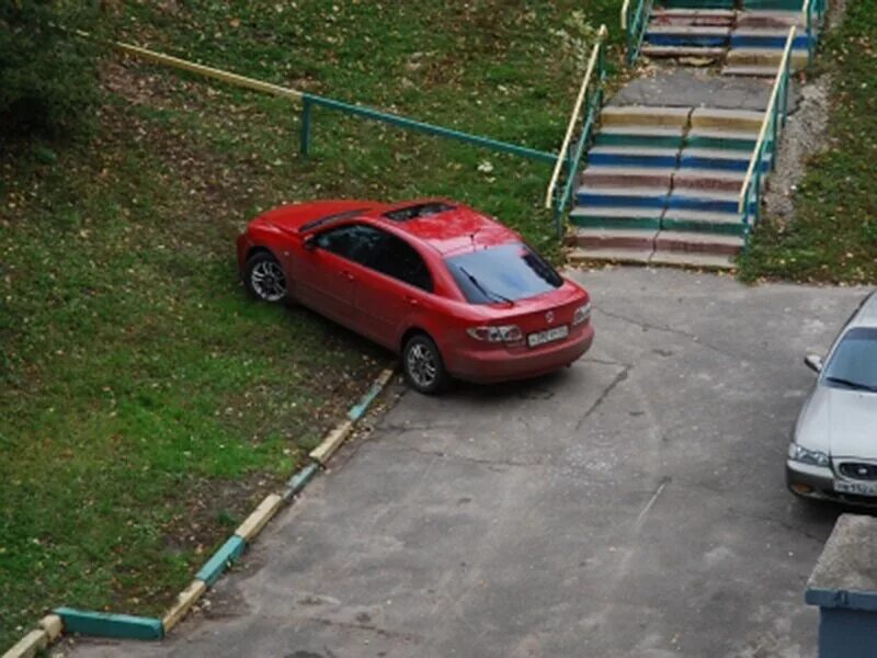 Парковка на зеленой зоне. Газон автомобиль. Припарковался на газоне. Парковка на газоне во дворе. Газон для парковки автомобиля.