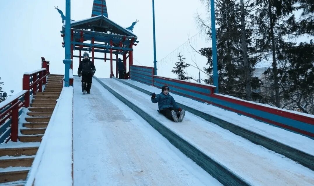 Пр горок пр тихнуть. Томск Горсад высокие ледяные горки. Ледовый городок на Новособорной Томск. Ледяные горки на Новособорной в Томске. Горка на Новособорной Томск.