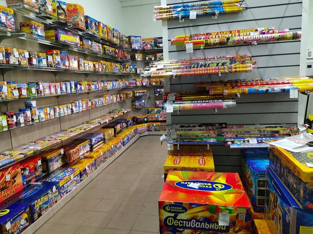 реклама магазина пиротехники. магазин пиротехники внутри. до скольки работают магазины пиротехники. магазин салютов. полка с пиротехникой.