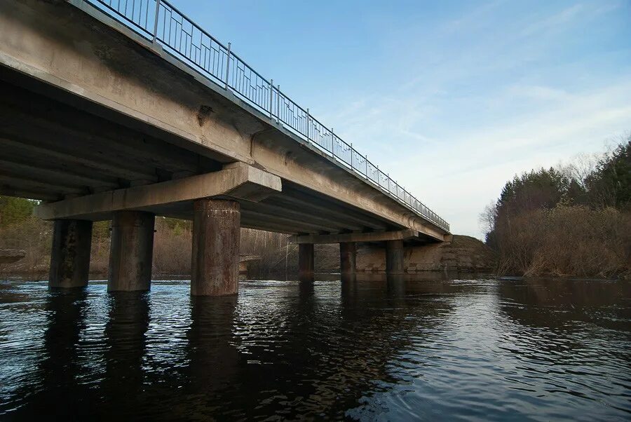 4х4 под мостом. вид под мостом. 4х4 под мостом. деревянный мост в районе издревая новосибирск. место под мостом.