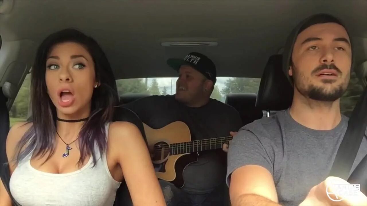 Песни которые хочется петь в машине. Энди кейс певица. Девушка поет в машине. Парни поют в машине. Парень и девушка поют в машине.