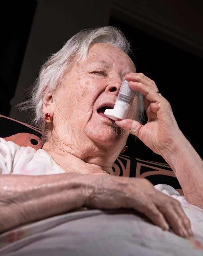 Почему старые болеют. Астма у пожилых. Бабушка с ингалятором. Бронхиальная астма у пожилых. Больная женщина.