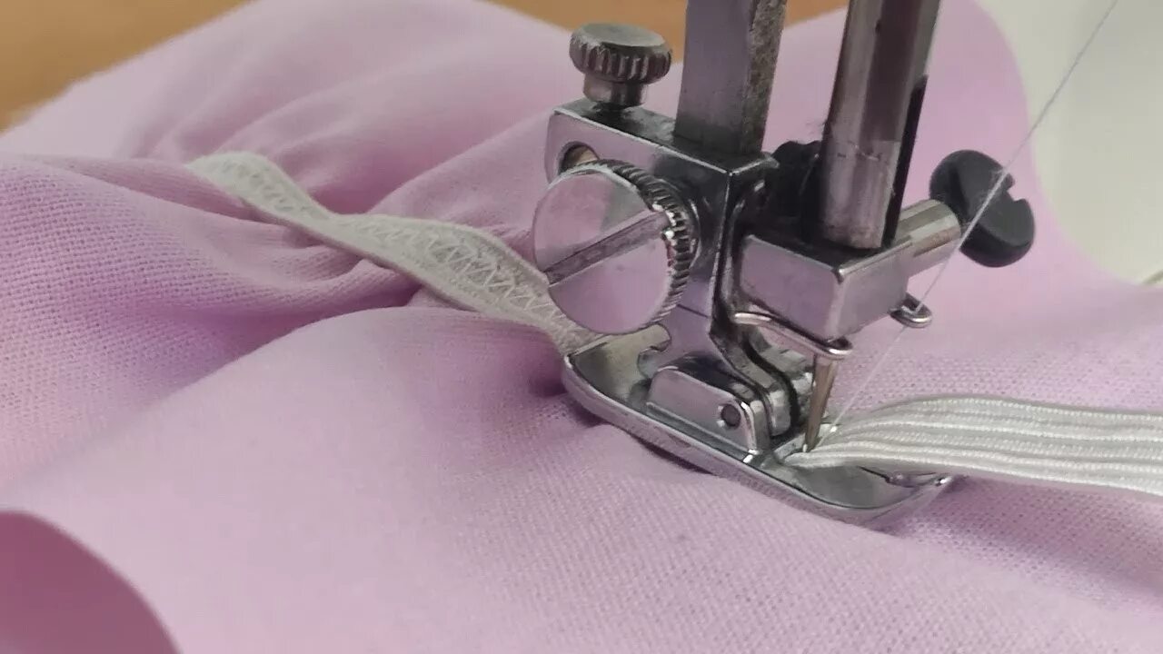 Как вставить лапку. Лапка для вшивания резинки на швейной машине. Лапка для пришивания резинки на швейной машине. Швейные машины для пришивания эластичной резинки. Лапка для резинки для швейной машинки.