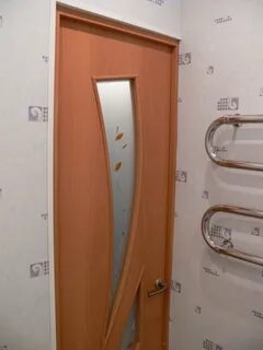Дверь в ванную комнату с коробкой