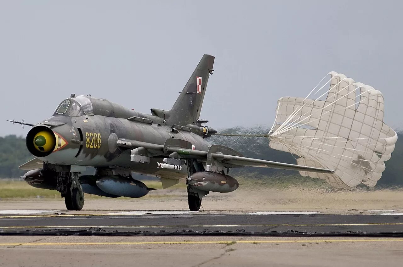 Истребители польши. Су-22м4. Су-22 ВВС Польши. Су22 истребитель. Су-17 истребитель-бомбардировщик.