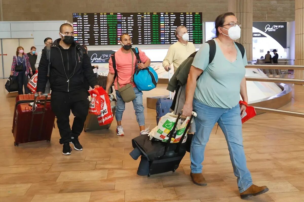 Иностранцы приезд. Япония аэропорт люди. Люди на улице Israel Covid 19.