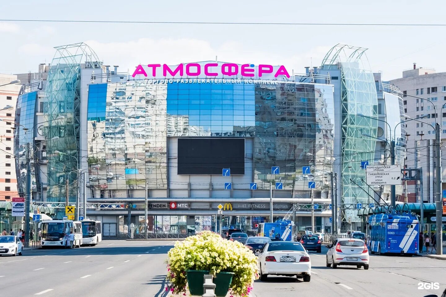 Кинотеатр комендантский спб. Комендантский проспект атмосфера. Атмосфера ТРЦ Санкт-Петербург. Атмосфера СПБ Комендантский проспект. Комендантский проспект метро атмосфера.