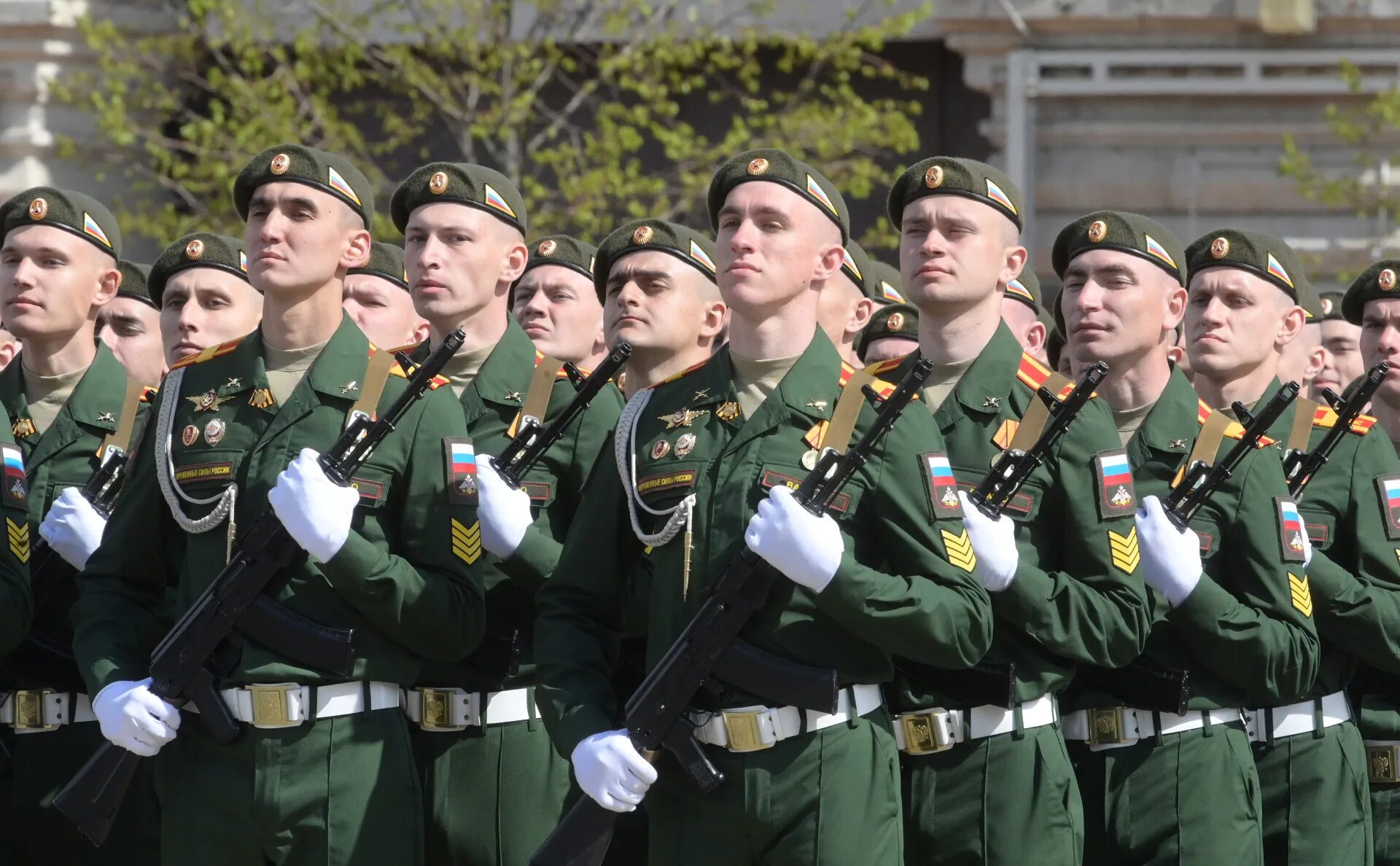 Госдума военная служба. Солдаты на параде. Срочная служба. Контрактники в Российской армии. Контрактная армия.