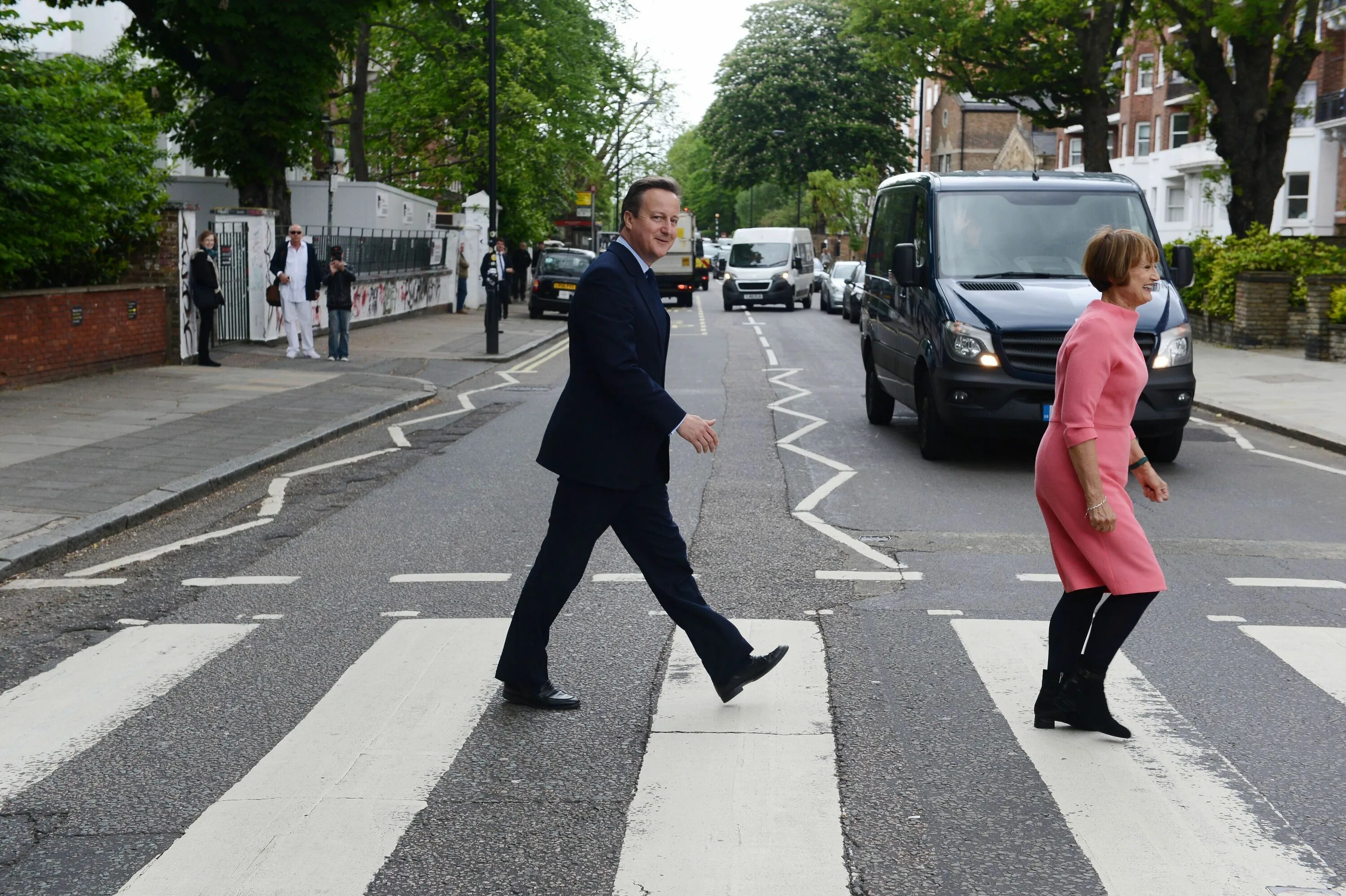 Он переходил дорогу не смотря по сторонам. Эбби роуд Лондон. Люди на переходе. Люди на пешеходном переходе. Человек переходит дорогу.