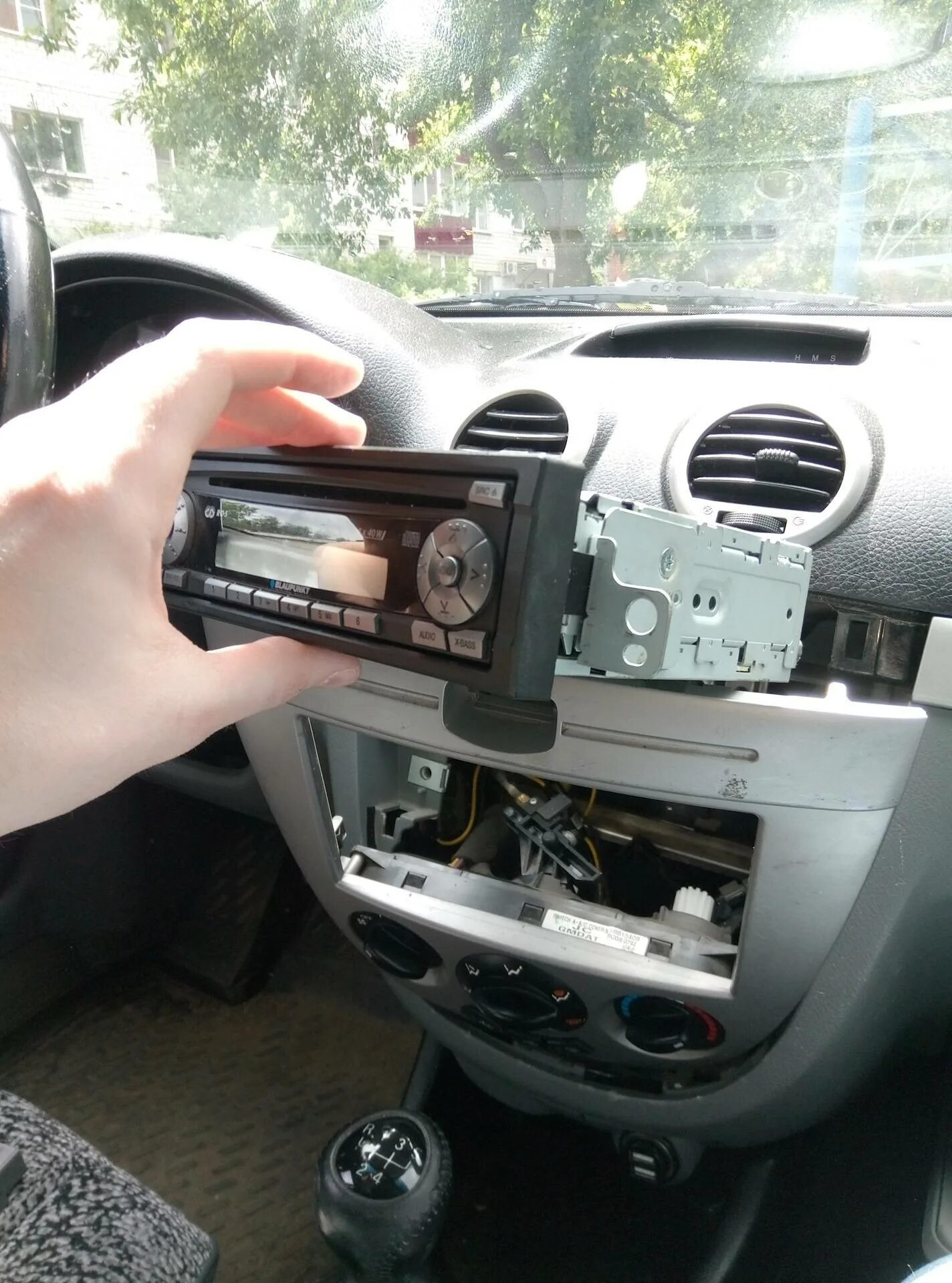 Магнитола 2 din на шевроле лачетти хэтчбек. Магнитола с усилителем машинная. 2115 ваз разъем на магнитолу. Панель от магнитолы шевроле лачетти хэтчбек. Штатная магнитола шевроле лачетти.