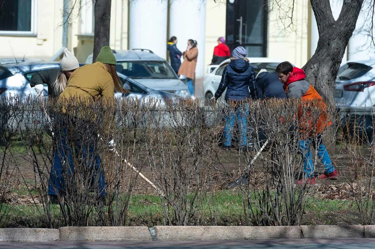 14 апреля челябинск. Весенний субботник. Субботник в апреле. Челябинск в апреле.