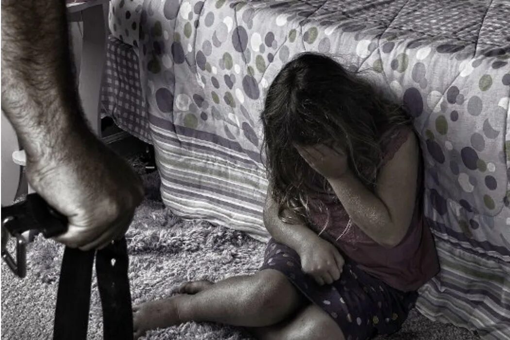 Отчим принуждает дочь. Насилие маленький девочки. Насильники маленьких девочек. Насилие молодых девушек.
