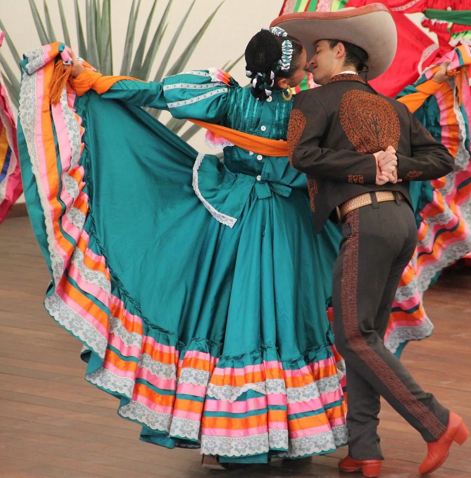 Особенности быта мексики. Харабе Тапатио. Мексика Харабе Тапатио. Харабе Тапатио мексиканский танец. Халиско Мексика национальный костюм женщин.