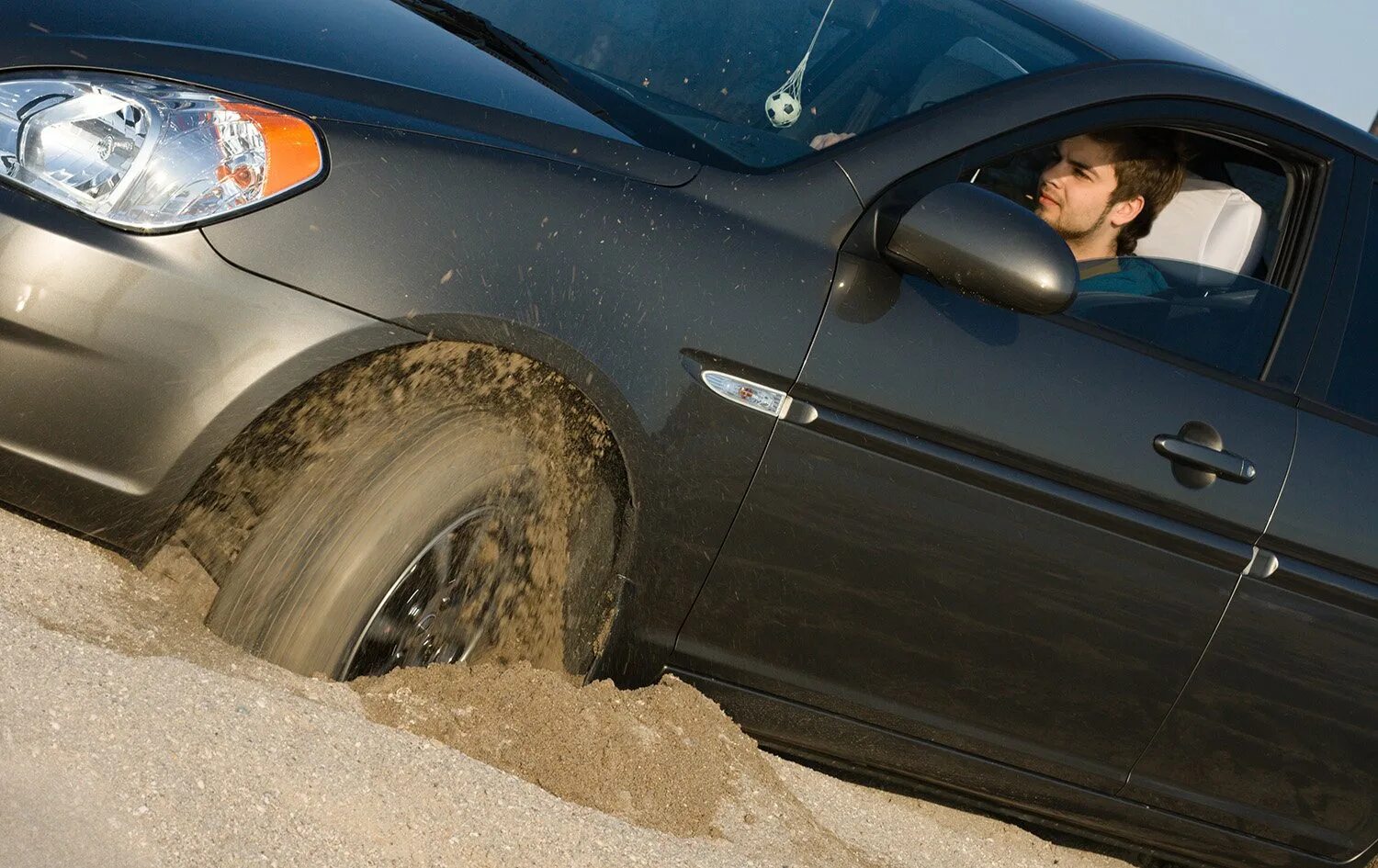 Машина буксует. Машина застряла в песке. Машина с песком. Автомобиль забуксовал. Автомобиль попал в воду