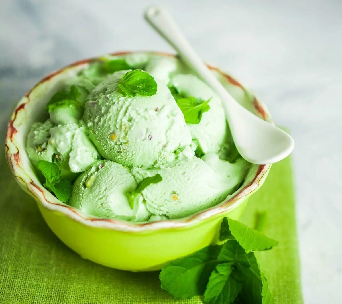 Фисташковое мороженое. Сорбет фисташковый. Мятно фисташковое мороженое. Мороженое мятный. Зеленое фисташковое мороженое.