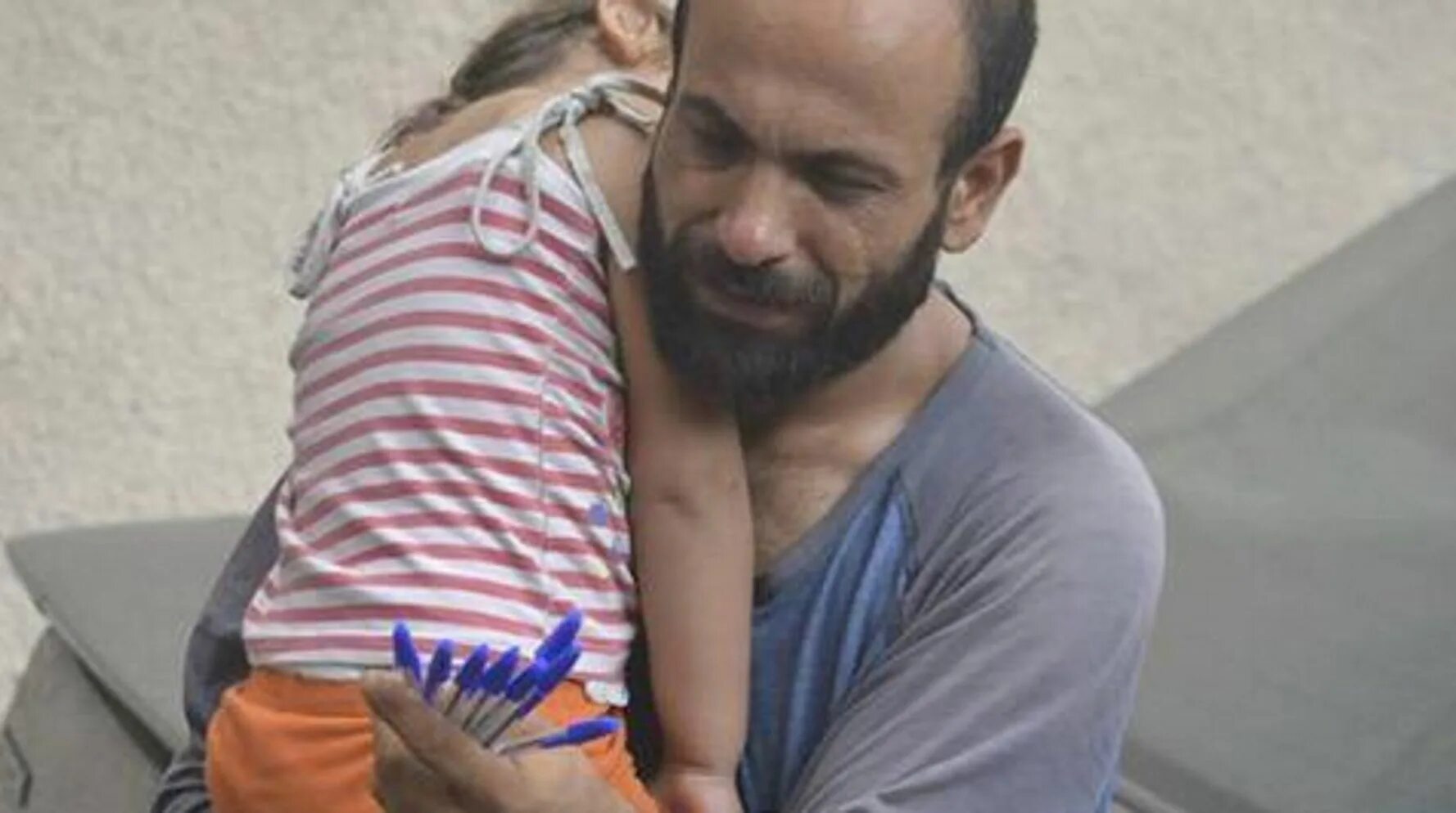 Отец продал дочь другу. Фото сирийского мужчины с ребенком. Сирия девушки. Папа продал свою дочь.