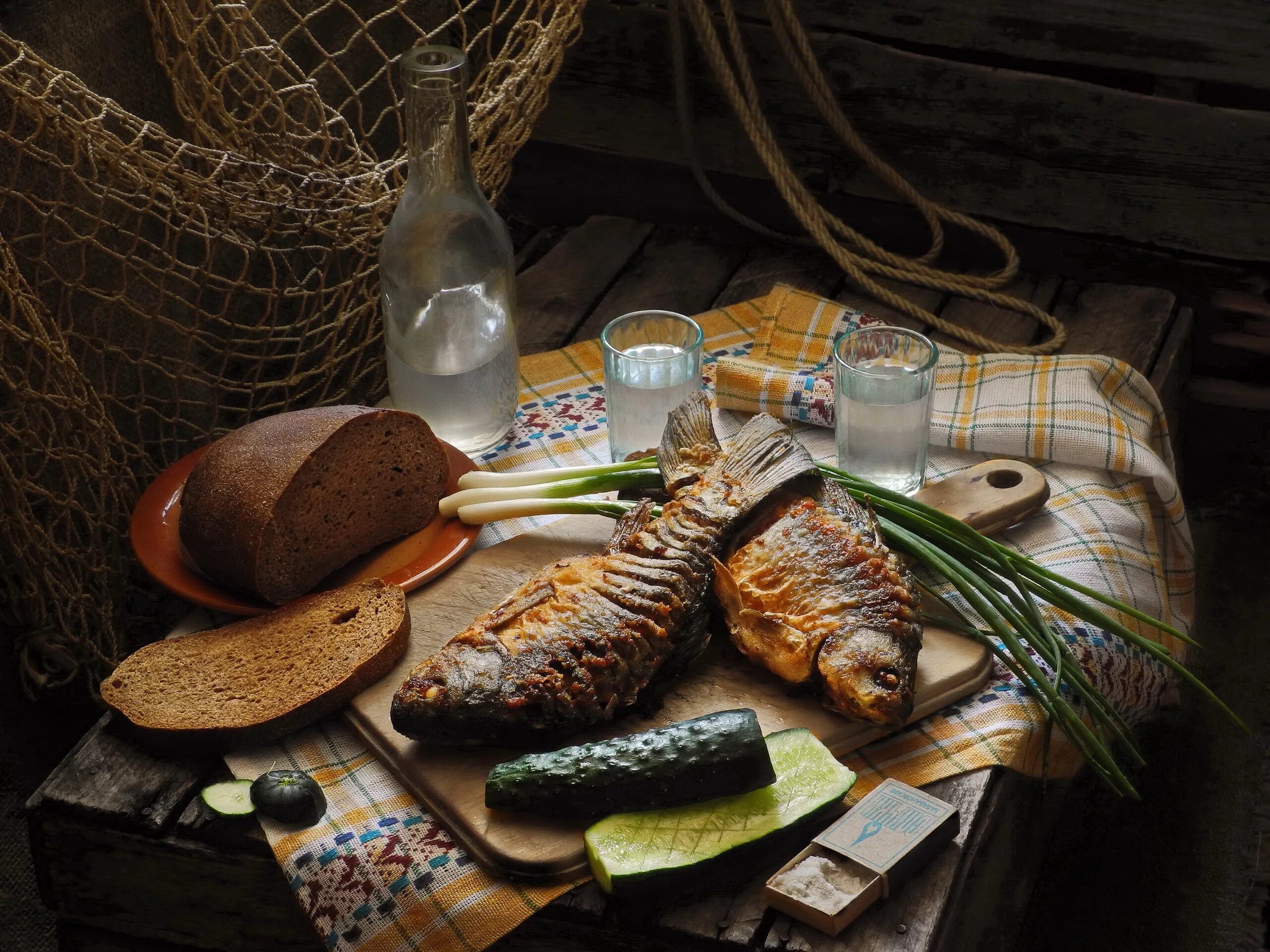 Рыбам можно есть хлеб. Натюрморт с рыбой. Натюрморт с закуской. Натюрморт с копченой рыбой. Закуски на стол.