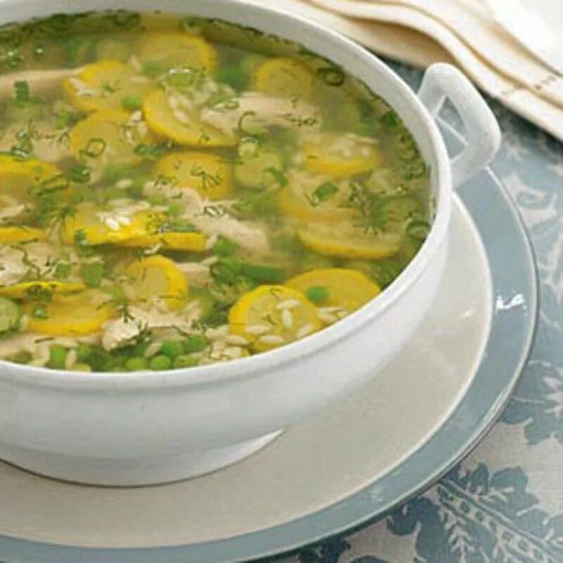 Куриный суп заморозить. Куриный суп. Суп на курином бульоне. Куриный суп с укропом. Куриный супчик с овощами.