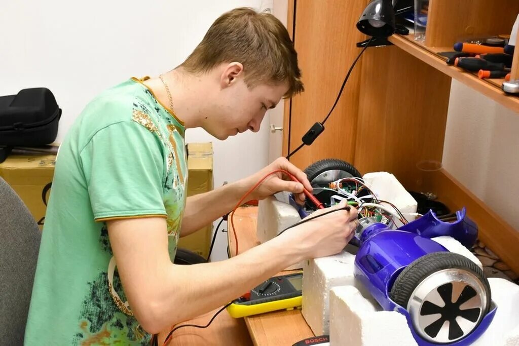 Осуществляем ремонт установок. Ремонт гироскутеров. ремонт электросамокатов. гироскутер сломался. мастер по гироскутеру.