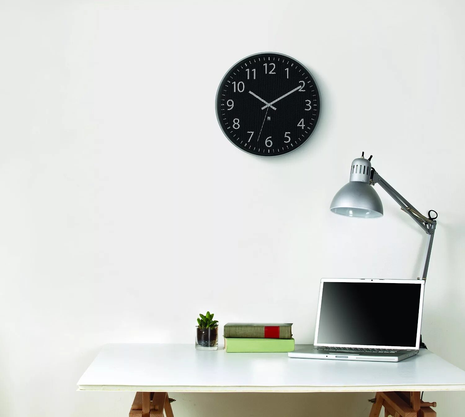 Часы висят настенные. Часы madera Umbra. Часы на стену. Офисные часы на стене. Часы настенные офисные.