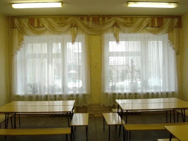 Вертикальные жалюзи с ламбрекеном. Жалюзи для столовой в школе. Рулонные шторы в классе школы. Шторы на окна в классе. Рулонные шторы в классе школы.
