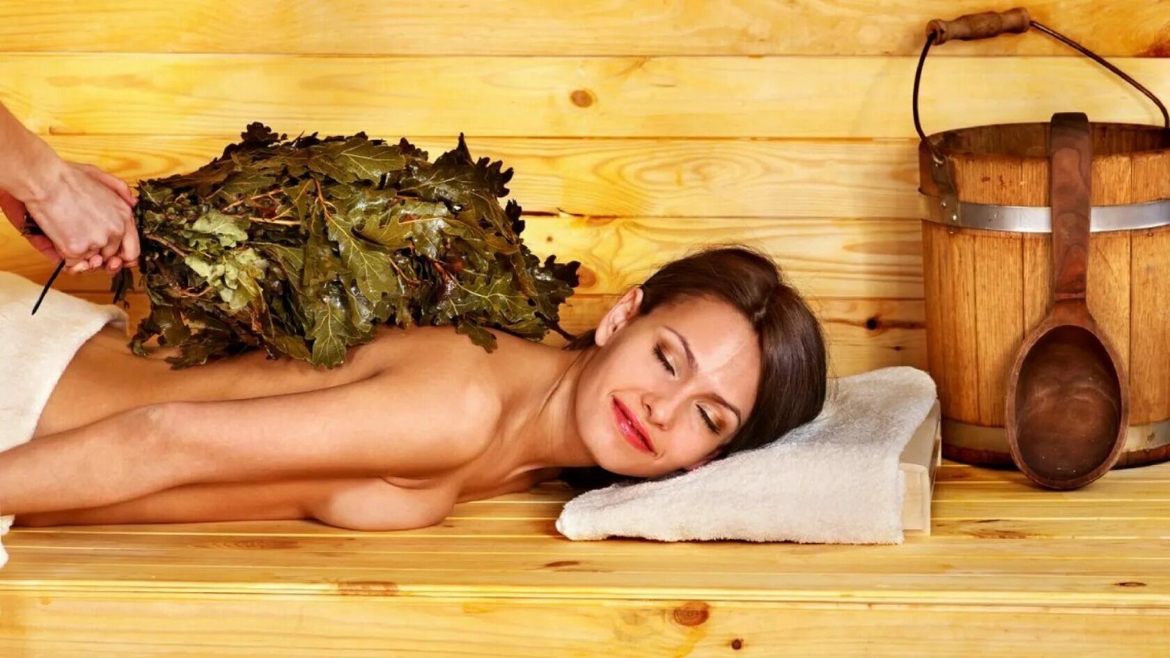 Бьют веником в бане. После бани. Сауна ноги. Девушка в бане с веником. Парилка с веником.