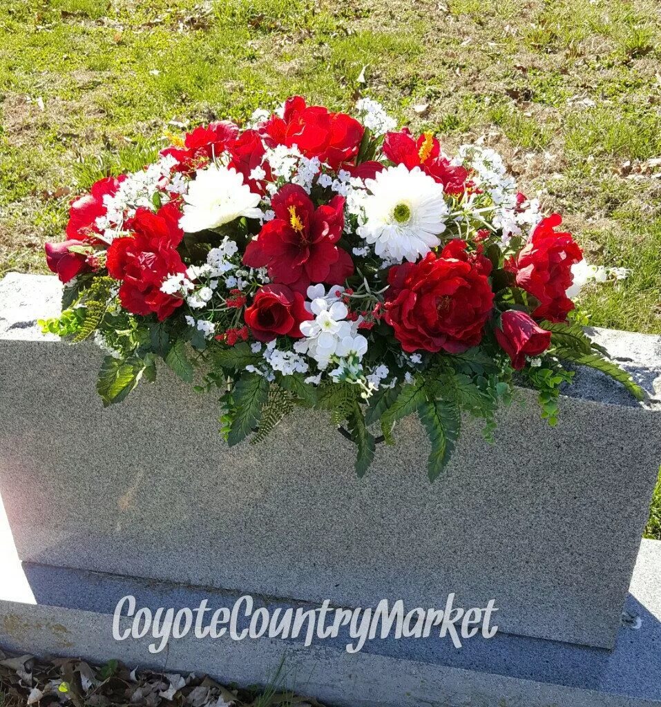 Цветы на кладбище спб. Цветы на кладбище. Красивые цветы на кладбище. Искусственные цветы на кладбище. Многолетние цветы для кладбища на могилу.