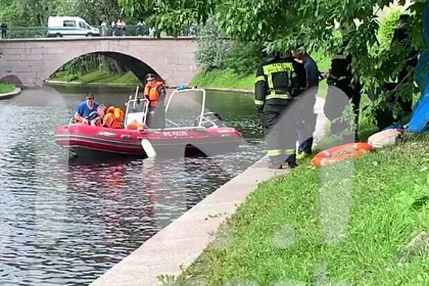 Река Монастырка в Санкт-Петербурге. Девушка у реки. Река Монастырка в Санкт-Петербурге утопил. Петербург утонули