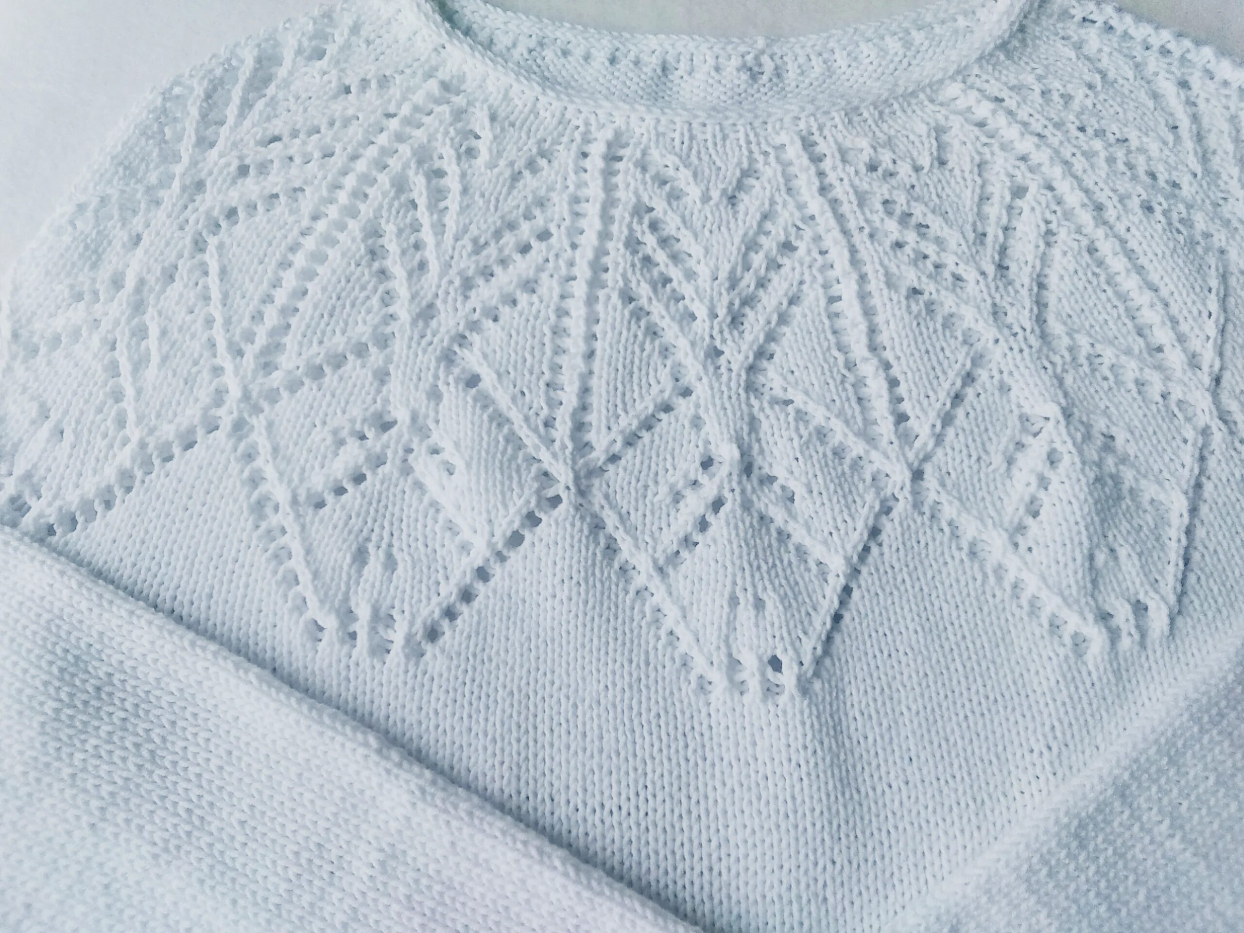 Вязаная круглая кокетка. Джемпер с круглой кокеткой сверху. Джемпер с круглой кокеткой. Ажурная кокетка сверху. Свитер с круглой кокеткой.