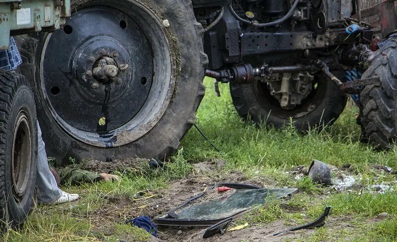 Трактора в грязи видео сельский тракторист. Убитый трактор. Трактористов 5 вологда. Коттеджи. Механизатор.