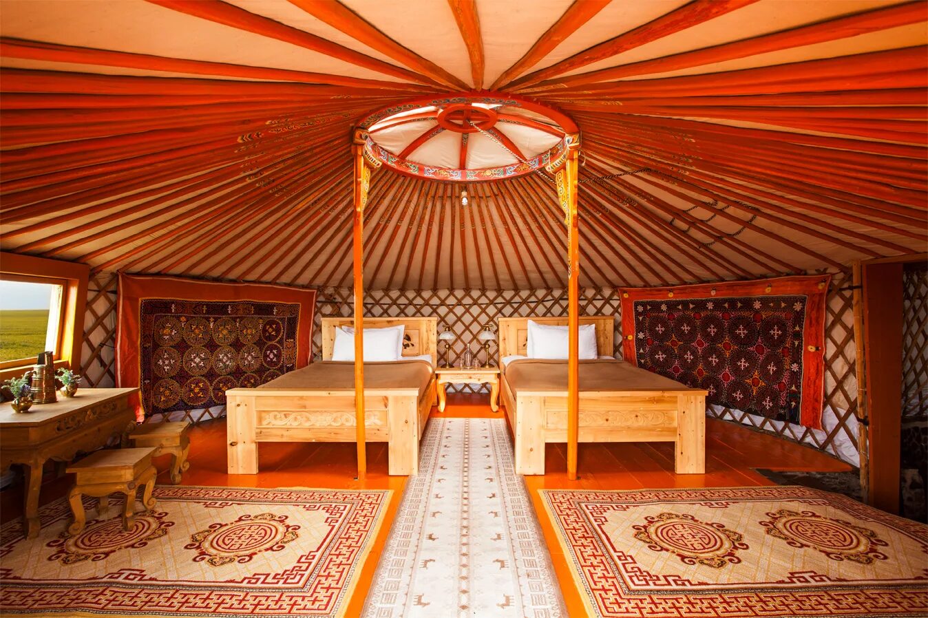 Аис гэр. Золотой гэр. Монгольский гэр. Three Camel Lodge в Монголии. Турбаза с юртами.