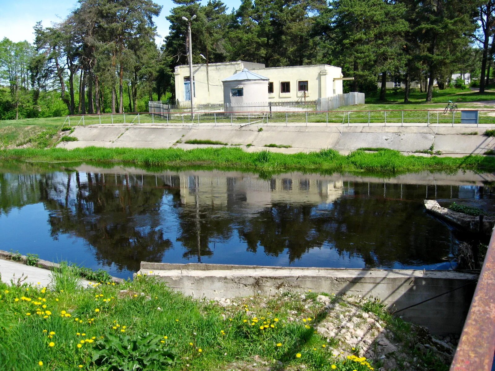 Коммунальные реки бегут по улицам. Куказар вода. Вода митропольская. Водозабор озеро лижменское. Реклама бутилированной воды.