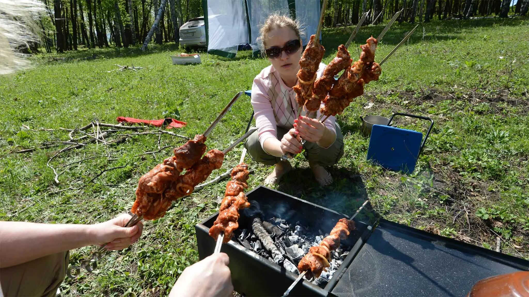 Шашлыки в лесу. Майские праздники шашлыки. Жарим шашлык. Шашлык на костре.